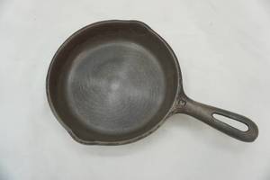 lot 314 image: 6.5 Cast Iron Skillet