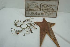 lot 321 image: Wooden Decor, Star