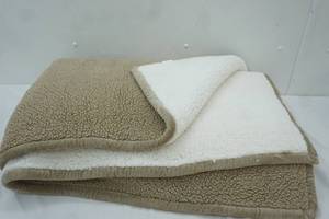 lot 364 image: Plush Blanket 6x6