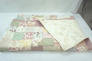 lot 366 image: Quilt. Approx. 64x 78
