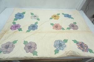 lot 367 image: Flower Quilt. 8x6