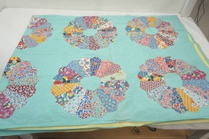 lot 368 image: Vintage Quilt. 90x 70