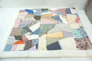 lot 369 image: Quilt. 62x70