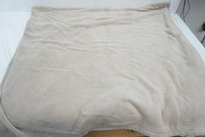 lot 373 image: Mainstays Plush Blanket. 90x 90