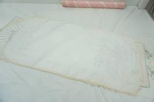 lot 375 image: Vintage Embroidered Table Runners