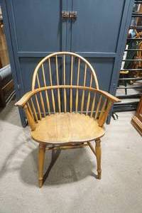 lot 419 image: Vintage Windsor Bow-Back Armchair with Saddle Seat