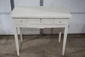 lot 422 image: White Wood Writing Desk with 3-Drawers