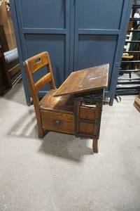 lot 429 image: Antique Moulthrop Childs School Desk with Attached Chair