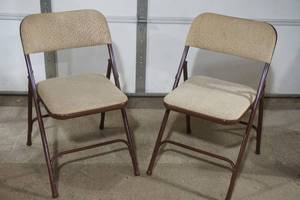 lot 435 image: (2ct) Padded Folding Chairs