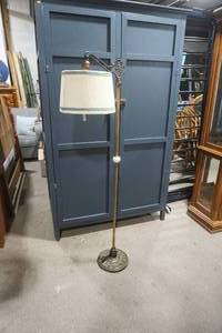 lot 440 image: Vintage Floor Lamp