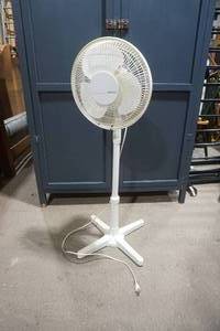 lot 441 image: Holmes 3-Speed Adjustable Pedestal Fan