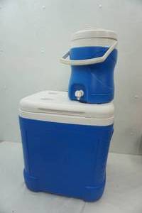 lot 467 image: Igloo rolling cooler, igloo water jug