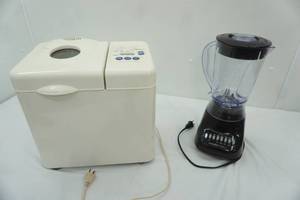 lot 481 image: Hamilton Beach Blender & Americas Favorite Bread Maker (Cracked Top)