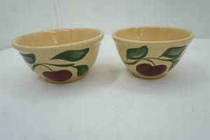 lot 517 image: Vintage Watt Pottery Mixing Bowls (2ct) in the Apple Pattern