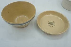lot 516 image: Vintage Yellow Ware Mixing Bowl & Watt Eve-n-Bake Oven Ware Apple Pie Plate