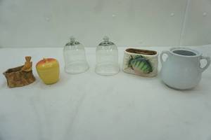 lot 526 image: Glass and Ceramic Decor