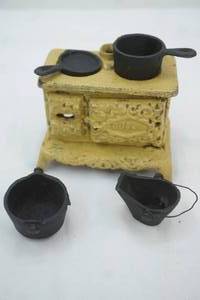 lot 547 image: Vintage Miniature Cast Iron Stove and Accessories Queen