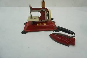 lot 549 image: Vintage Gateway Junior Model NP-1 Toy Sewing Machine & Sunny Suzy Toy Iron