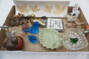 lot 600 image: Decorating accent pieces