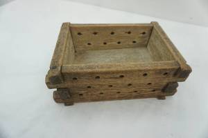 lot 621 image: Vintage wood box