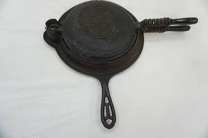 lot 652 image: VintageAntique Griswold No. 8 Waffle Iron