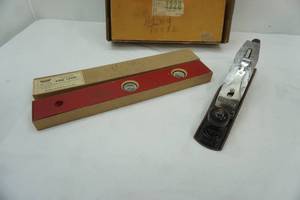 lot 657 image: Vintage No. 5 Wood Plane & Carpenters & Household Pine Level