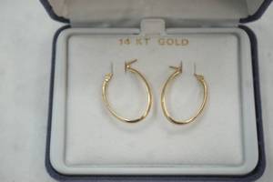 lot 665 image: 14K Gold Earrings