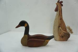 lot 672 image: Wooden Chicken and Goose Decor
