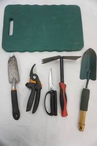 lot 696 image: Garden Tools & Kneeling Pad