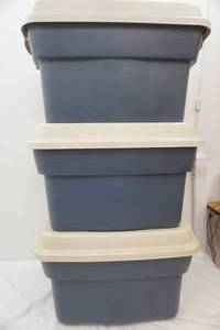 lot 711 image: (3ct) Rubbermaid Totes wLids. 16 gallon