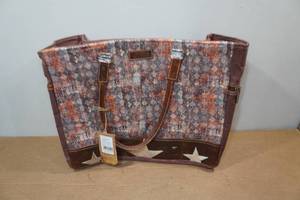 lot 62 image: Sixtease Raspberry Weekender Bag