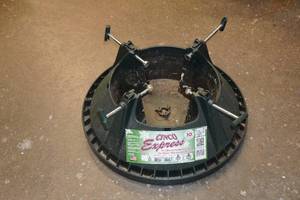 lot 104 image: Cinco Express Christmas Tree Stand - Hold Up To 10 Tree