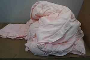 lot 120 image: Twin Blanket and 2 Pillowcases - Pink