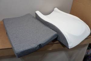 lot 127 image: Elevated Leg Wedge Pillow