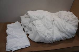 lot 133 image: FullQueen Blanket with 2 Pillowcases