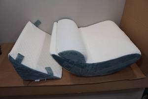 lot 134 image: Wedge Pillow Set
