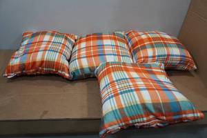 lot 138 image: 4 Fall Themed Throw Pillow Set