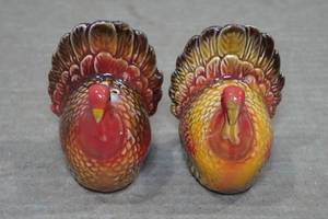 lot 172 image: Vintage Turkey Salt & Pepper Shakers