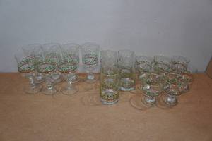 lot 178 image: Vintage Arbys Holiday Themed Glassware