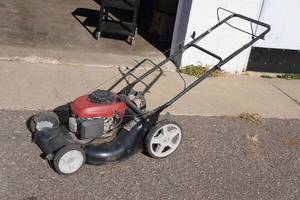 lot 187 image: Craftsman 21 Self Propelled Lawn Mower