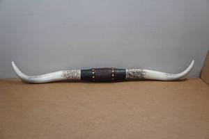 lot 264 image: Resin Texas Longhorn Wall Dcor - 40 Long