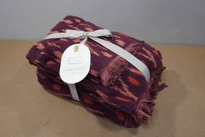 lot 328 image: Threshold Maroon Towel and Washcloth Set