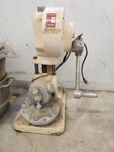 lot 958 image: Kaiser Aluminum Dial-O-Matic Pie Press D-300