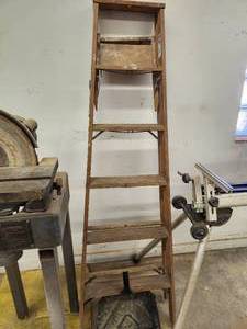 lot 986 image: Werner 6 Wooden Step Ladder W366