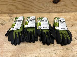 lot 44 image: Bellingham Bamboo Gardener Unisex Palm-dipped Gardening Gloves Green S (lot of 4)