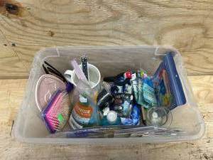 lot 59 image: Various items