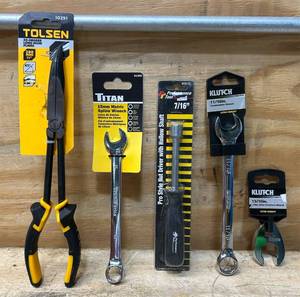 lot 92 image: Random assortment of tools and accessories lot of 14