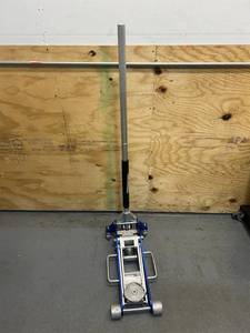 lot 123 image: Strongway Jack MN175 $260 (NOT WORKING PROPERLY)