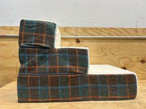 lot 197 image: ZINUS Blue Pet Stairs, Medium, Plaid