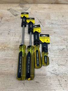 lot 208 image: Differently sized Stanley Screwdrivers (lot of 4)